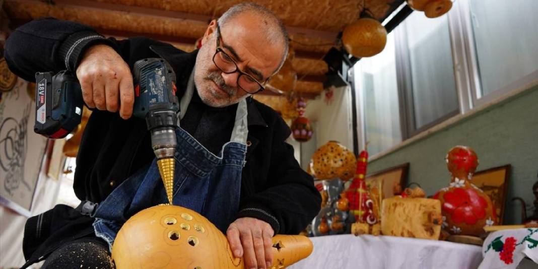 Amatörce başladı kendini geliştirdi: Su kabakları onun elinde şekil buluyor! 1